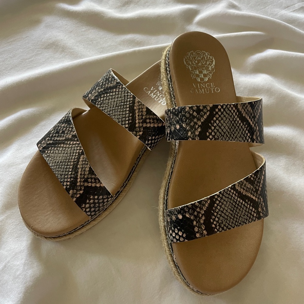 VINCE CAMUTO RYNNAH SNAKESKIN SANDAL - size 7.5